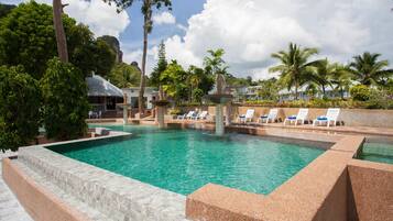 3 albercas al aire libre y camastros