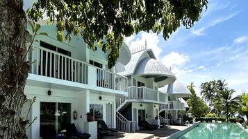 Vista frontal de la propiedad