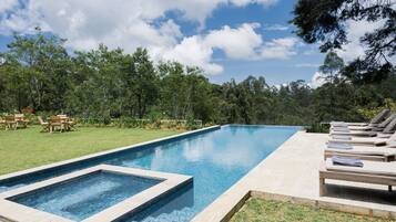 Piscina externa, funciona das 7h30 às 19h30, guarda-sóis