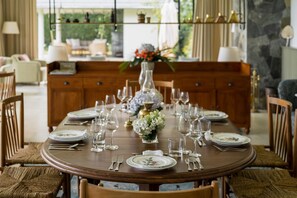 Se sirven desayunos y almuerzos; cocina halal; con vista a la piscina