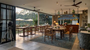 供應早餐、午餐、晚餐;清真菜;池景