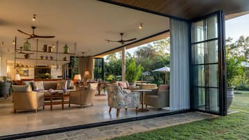 Breakfast, lunch, dinner served; Halal dishes, pool views