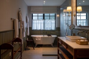 Owners' Cottage Forest View Suite | Banheiro | Produtos de toalete grátis, secador de cabelo, roupões de banho 