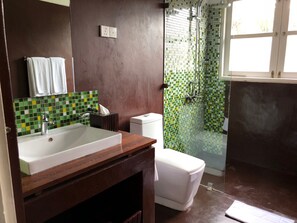 Suite | Badezimmer | Dusche, kostenlose Toilettenartikel, Haartrockner, Bademäntel