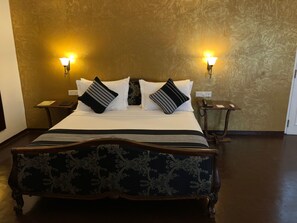 Junior suite, 1 kingsize bed | Een kluis op de kamer, een bureau, een strijkplank/strijkijzer