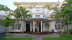 A grand building with a symmetrical facade, large columns, and a central entrance. - Deco On 44 (Galle)