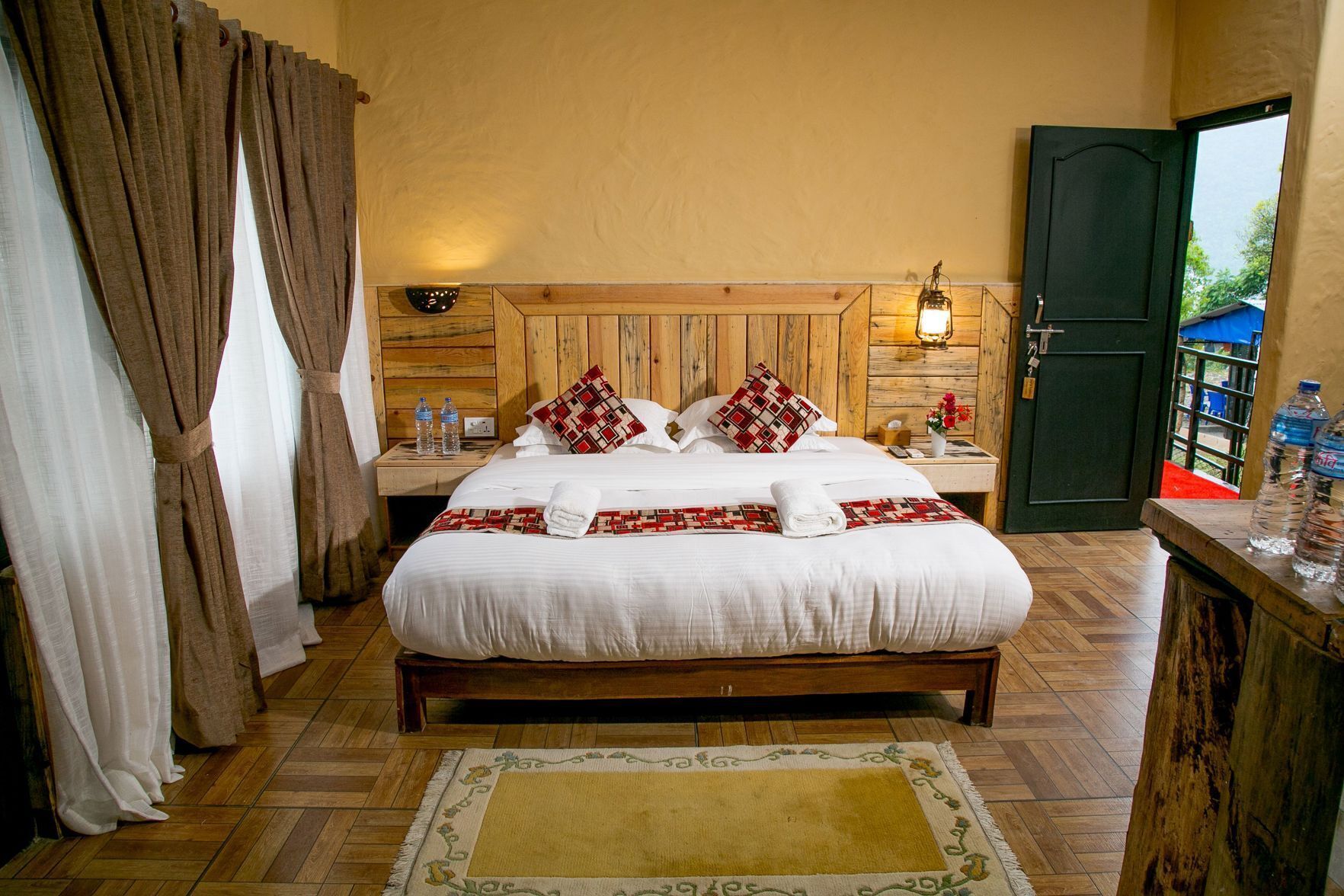Premium bedding, in-room safe, free WiFi
