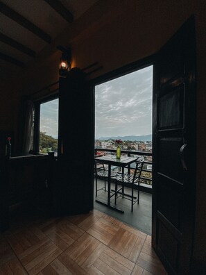 Habitació superior, 1 dormitori, vistes al turó | Balcó