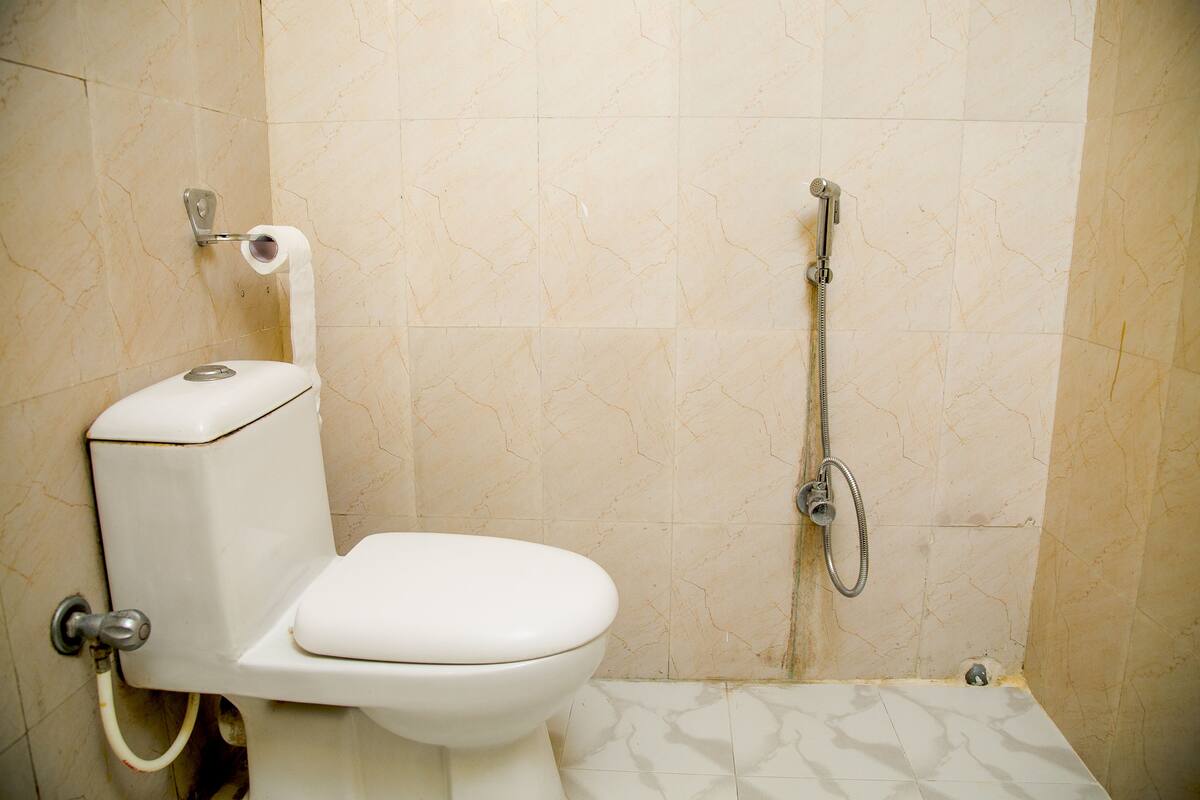 shower, free toiletries, towels