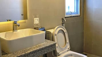 Ducha, artículos de tocador gratuitos, pantuflas, toallas