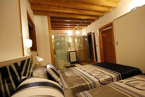 Quarto casal, vista para a montanha | Roupas de cama premium, escrivaninha, cortinas blackout, berços grátis