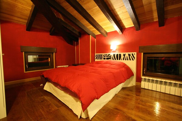 Premium bedding, desk, blackout curtains, free cots/infant beds