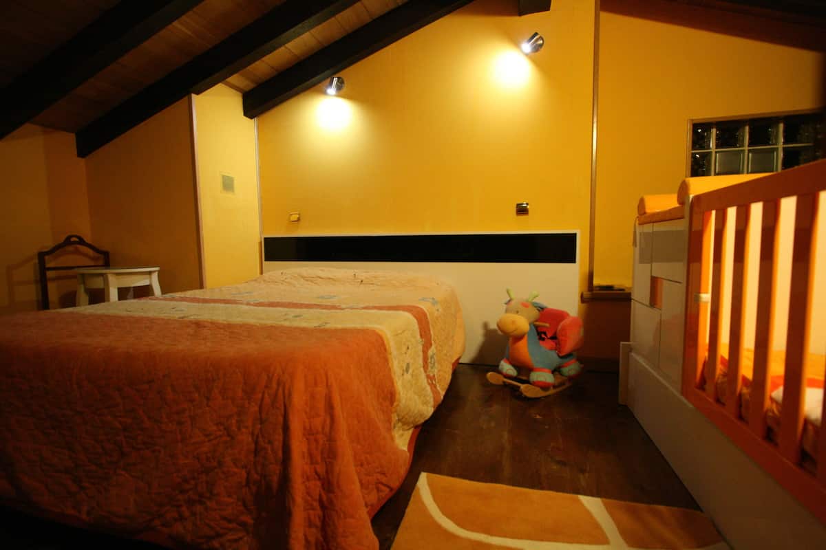 Premium bedding, desk, blackout curtains, free cots/infant beds