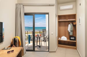 Superior-rum - tillgänglighetsanpassat | Allergitestade sängkläder, värdeförvaringsskåp på rummet och skrivbord