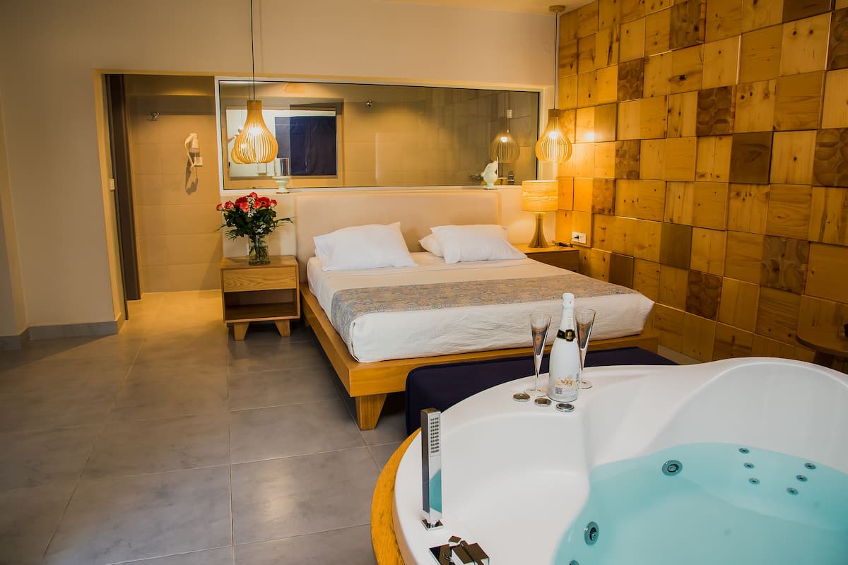 double room, jetted tub (eco – semi basement) | in-room safe, desk, laptop workspace, free wifi