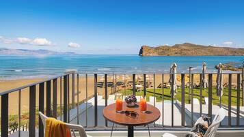 Deluxe Room, Sea View | Hypo-allergenic bedding, in-room safe, desk, laptop workspace