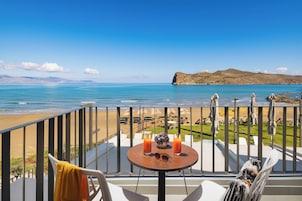 Deluxe-rum - havsutsikt | Allergitestade sängkläder, värdeförvaringsskåp på rummet och skrivbord