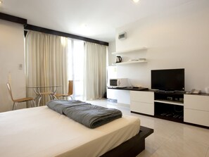 Studio | Schreibtisch, Zustellbetten, kostenloses WLAN