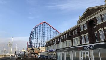 Vista frontal de la propiedad