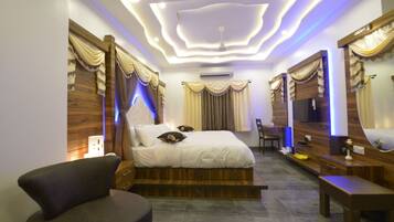 Royal Studio Suite, 1 Queen Bed, Smoking, City View | In-room safe, desk, soundproofing, rollaway beds