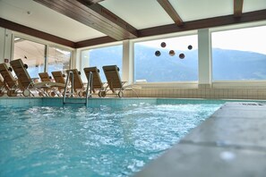 Inomhuspool och solstolar