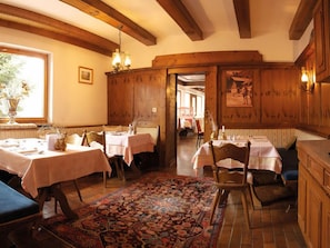 Breakfast and dinner served - Hotel Fliesserhof (Fliess)
