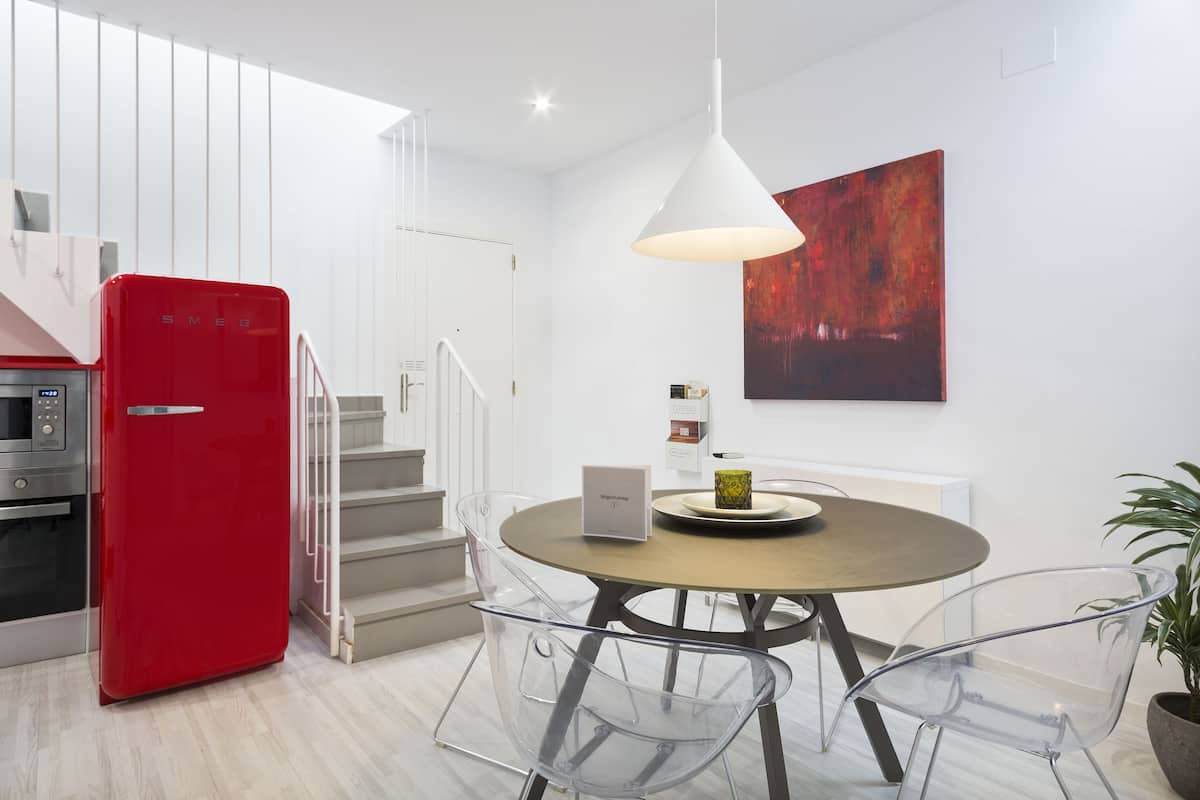 Ático exclusivo, 2 habitaciones, terraza | Cocina privada | Frigorífico grande, microondas, horno y placa de cocina