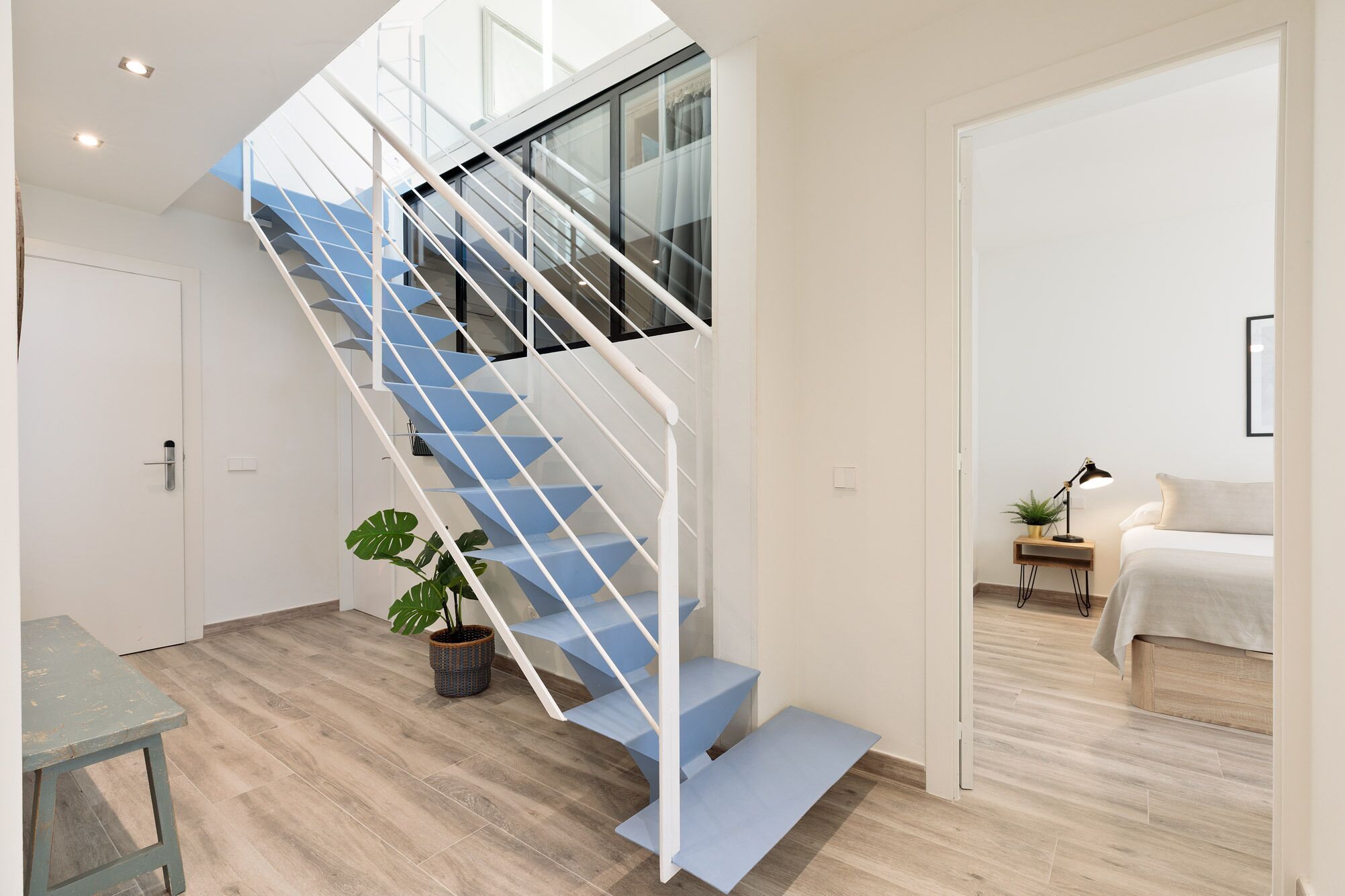 Un intérieur moderne avec un escalier menant à une chambre.