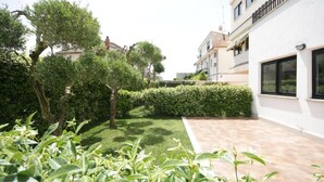 อพาร์ทเมนท์ (with garden) | ระเบียง