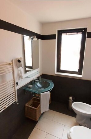 Basic Studio | Bathroom | Free toiletries, bidet, towels