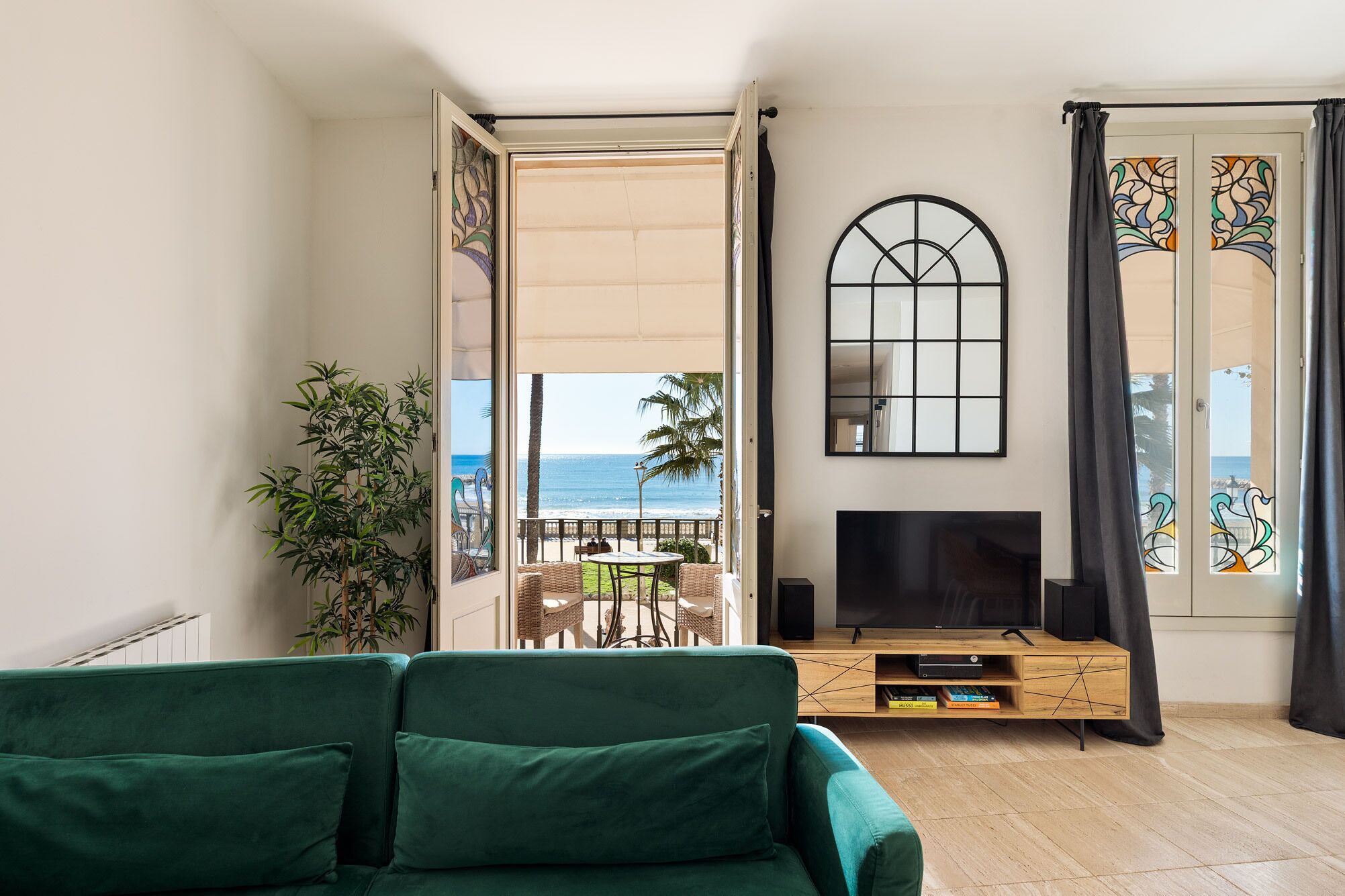 Lyxlägenhet - 2 sovrum - uteplats - havsutsikt (Paseo de la Ribera 44) | Vardagsrum | 43-tums smart-tv med satellitkanaler