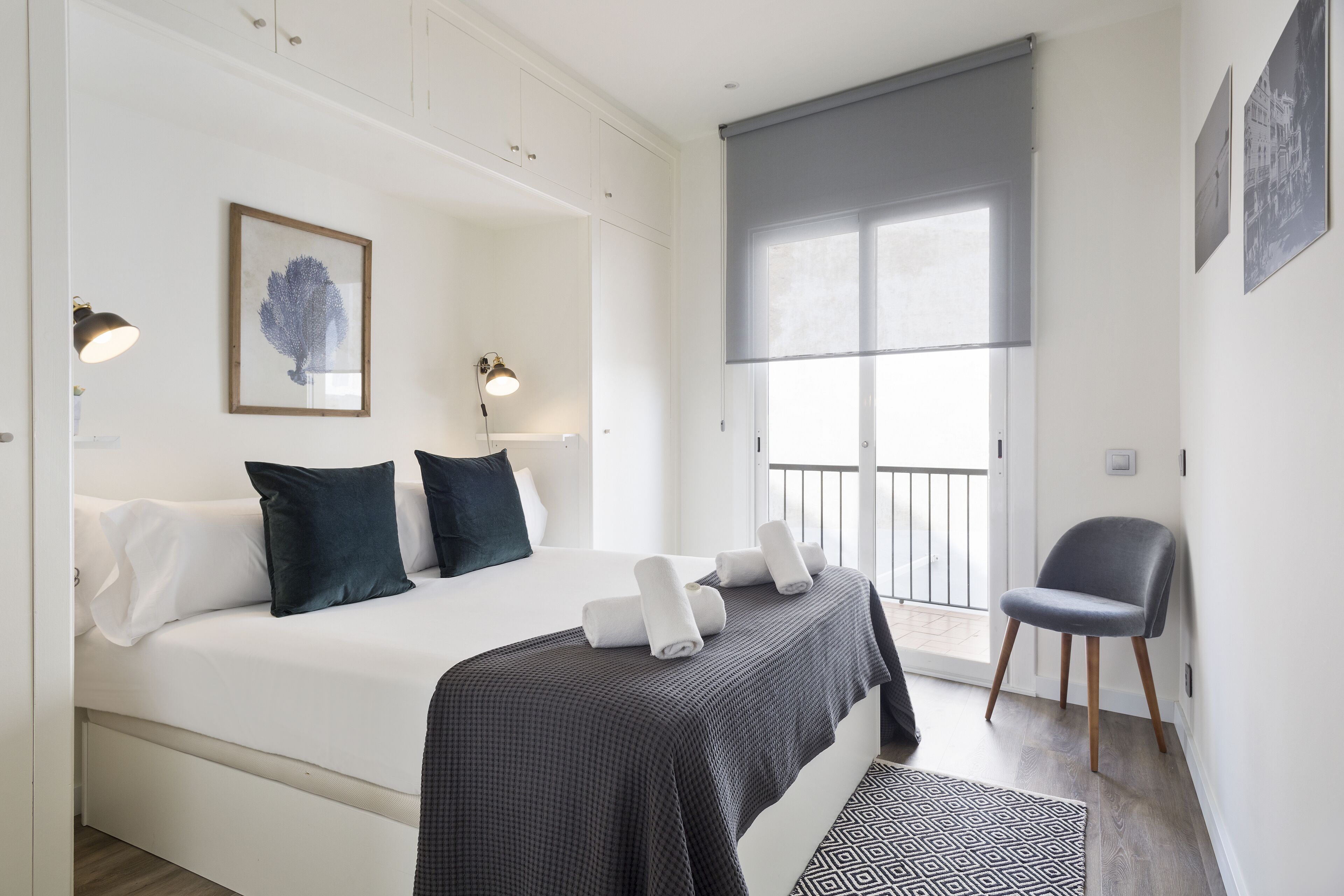 Une chambre à coucher moderne avec un grand lit, un bureau et une chaise.