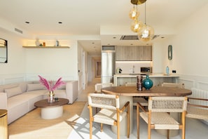 Apartamento superluxo, 4 quartos, vista para o mar, de frente para a praia (Paseo de la Ribera 44) | Área de estar | Smart TV 43 polegadas com canais via satélite