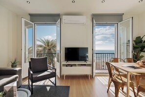 Premium Apartment, 3 Bedrooms, Sea View (Port alegre, 57) | Living area | 43-inch Smart TV with satellite channels - Sitges Group Beach Dreams (Sitges)
