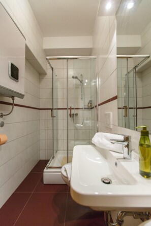 Superior Studio, City View | Bathroom | Shower, free toiletries, towels - Apartments and Rooms Golden Gate (Split)