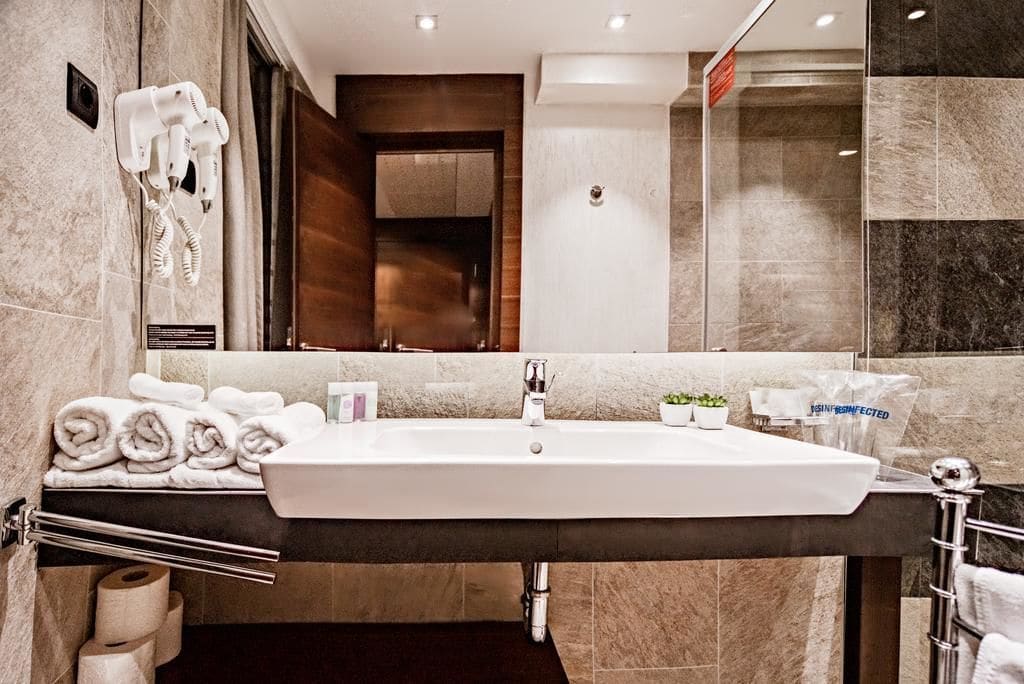 deluxe single room, 1 double bed, city view | bathroom | shower, free toiletries, hair dryer, slippers