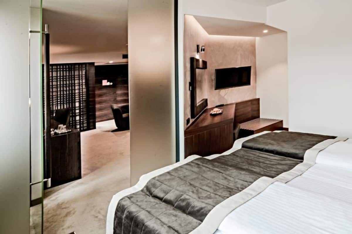 Minibar, coffres-forts dans les chambres, bureau