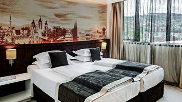 Deluxe-Doppelzimmer, Stadtblick | Minibar, Zimmersafe, Schreibtisch, laptopgeeigneter Arbeitsplatz