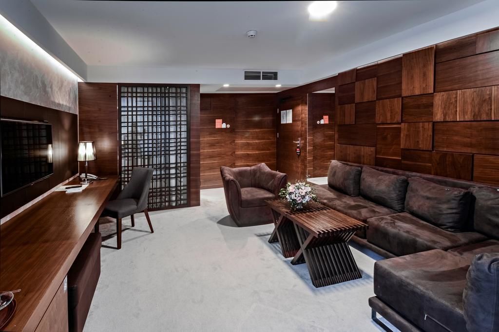 deluxe suite, 1 double bed, accessible, city view | 1 bedroom, minibar, in-room safe, desk