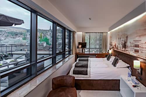 Minibar, coffres-forts dans les chambres, bureau