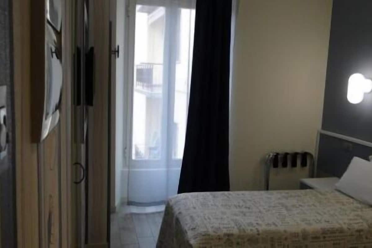 Eenpersoonskamer | Lakens van Egyptisch katoen, donzen dekbedden, een minibar