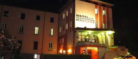 Voorkant accommodatie - avond/nacht