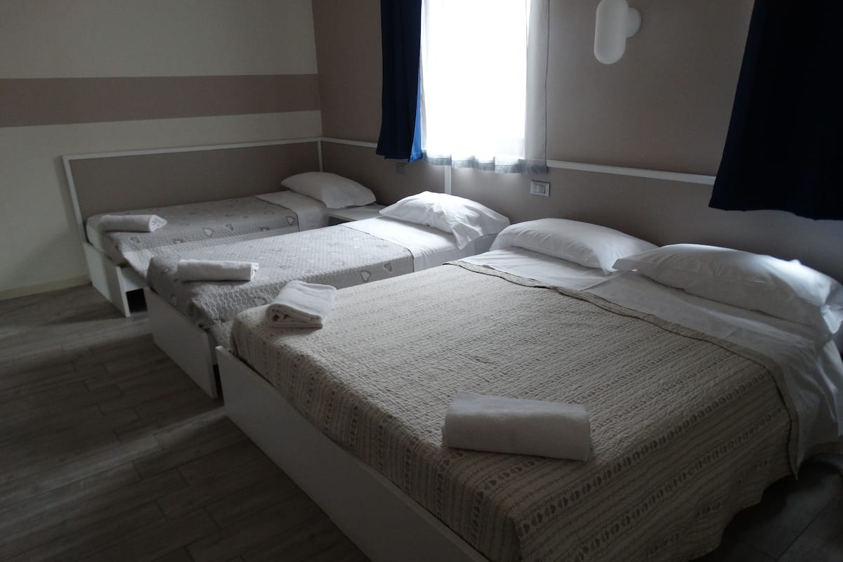 Vierpersoonskamer | Lakens van Egyptisch katoen, donzen dekbedden, een minibar