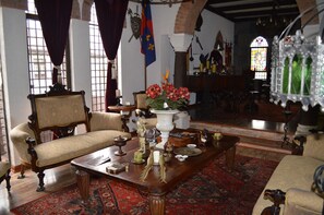 Lobby sitting area - Castillo Medieval (Vina del Mar)
