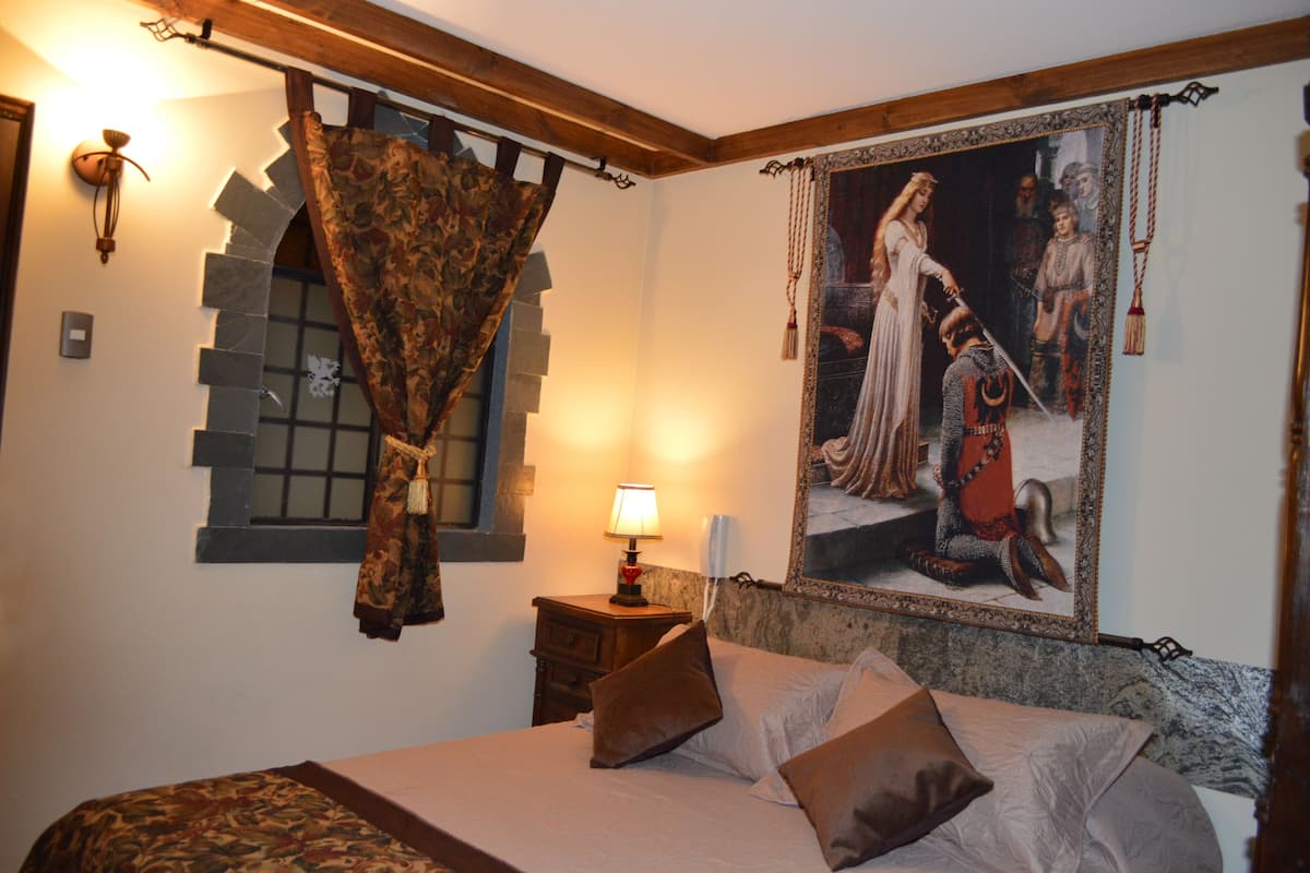 double room, 1 queen bed | in-room safe, free wifi, bed sheets