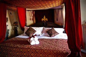 Royal Suite, 1 King Bed | In-room safe, free WiFi, bed sheets - Castillo Medieval (Vina del Mar)