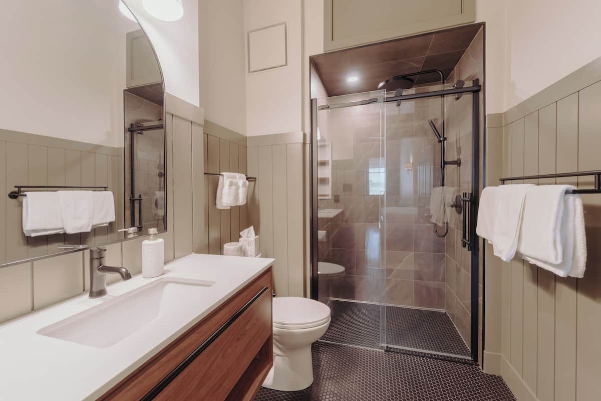 Deluxe Room, 1 King Bed with Sofa bed | Bathroom
