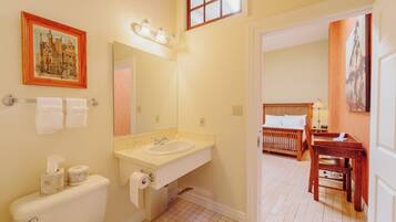 Signature Room, 1 Queen Bed | Bathroom | Designer toiletries, hair dryer, towels