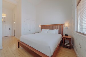 Muebles diferentes, tabla de planchar con plancha y wifi gratis 