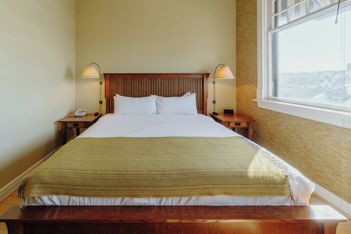 Chambre Signature, 1 très grand lit | Salle de bain